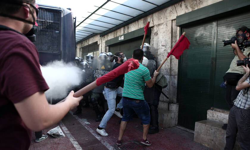 Φοιτητικό συλλαλητήριο: «Πνίγηκε» στις μολότοφ και τα δακρυγόνα το κέντρο της Αθήνας