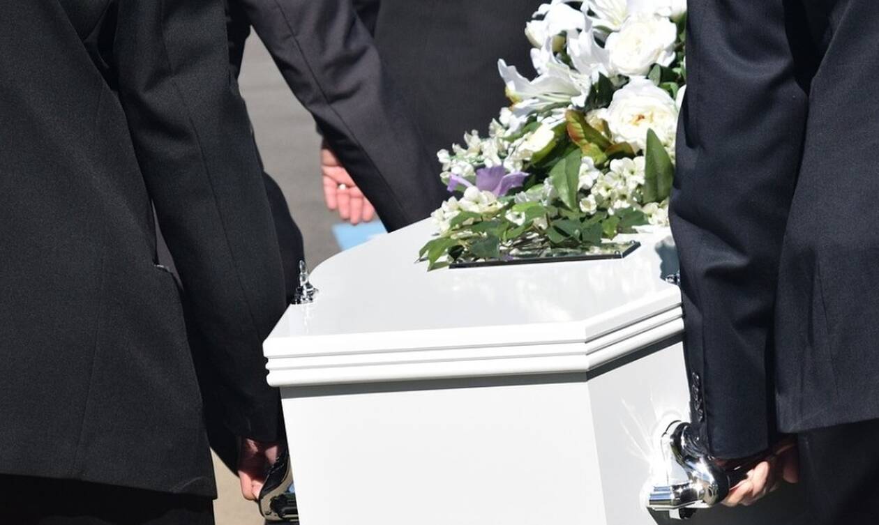 Φρίκη σε κηδεία: Νεκρή σηκώθηκε από το φέρετρο λίγο πριν την αποτέφρωση (pics)