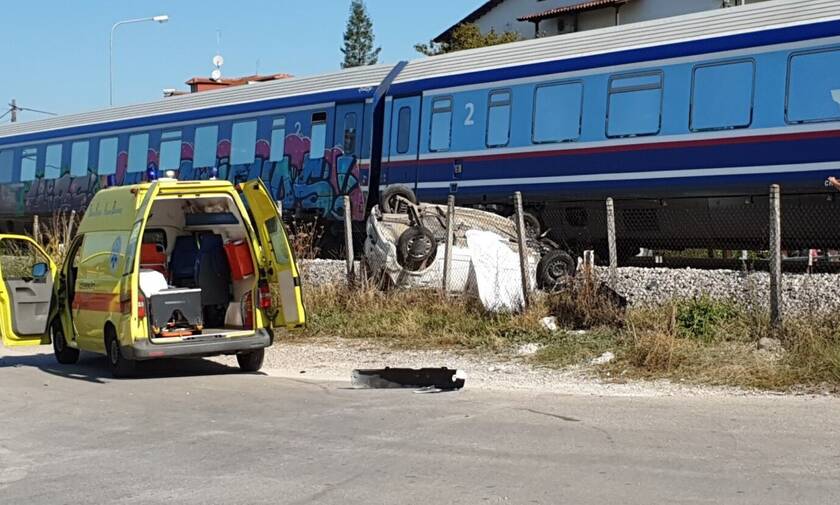 Τραγωδία στα Τρίκαλα: Σύγκρουση τρένου με αυτοκίνητο – Μια γυναίκα νεκρή (pics)