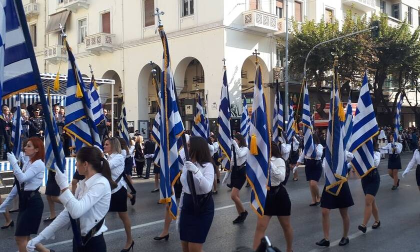 Θεσσαλονίκη: Ξεκίνησε η μαθητική παρέλαση με το «Μακεδονία Ξακουστή» 