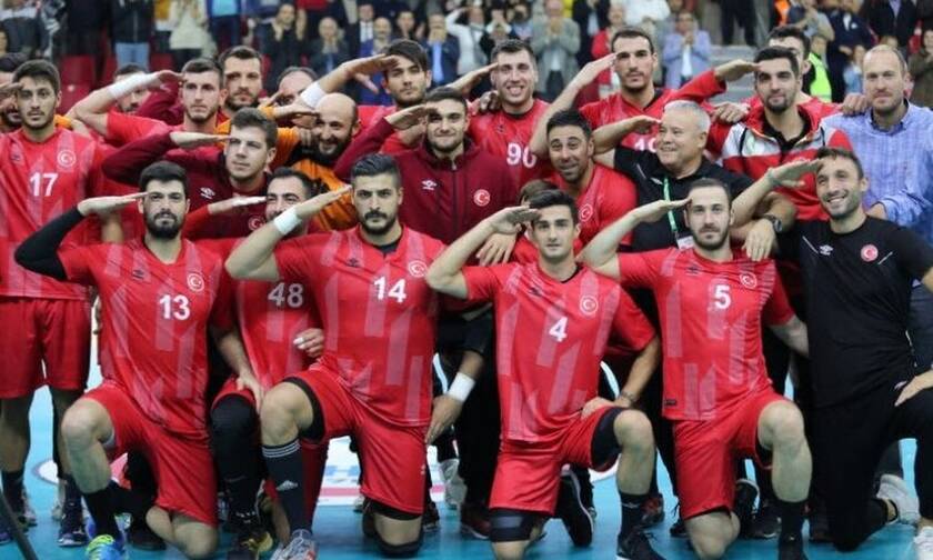 Σάλος: Τούρκοι παίκτες στην Ελλάδα χαιρέτησαν στρατιωτικά