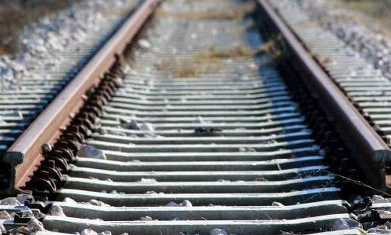 Θρίλερ στο Κορδελιό: Άντρας έπεσε στις γραμμές του τρένου