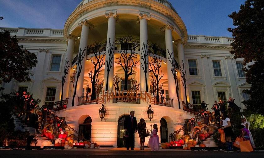 Ο Λευκός Οίκος σε ρυθμούς Halloween: Γέμισε κολοκύθες - Τραμπ και Μελάνια μοίρασαν γλυκά (pics)