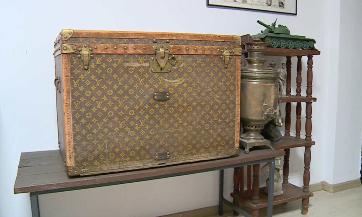 Ασύλληπτο! Είχαν σπίτι τους μπαούλο Louis Vuitton του 1880 – Δεν φαντάζεστε πόσο αξίζει σήμερα (pic)