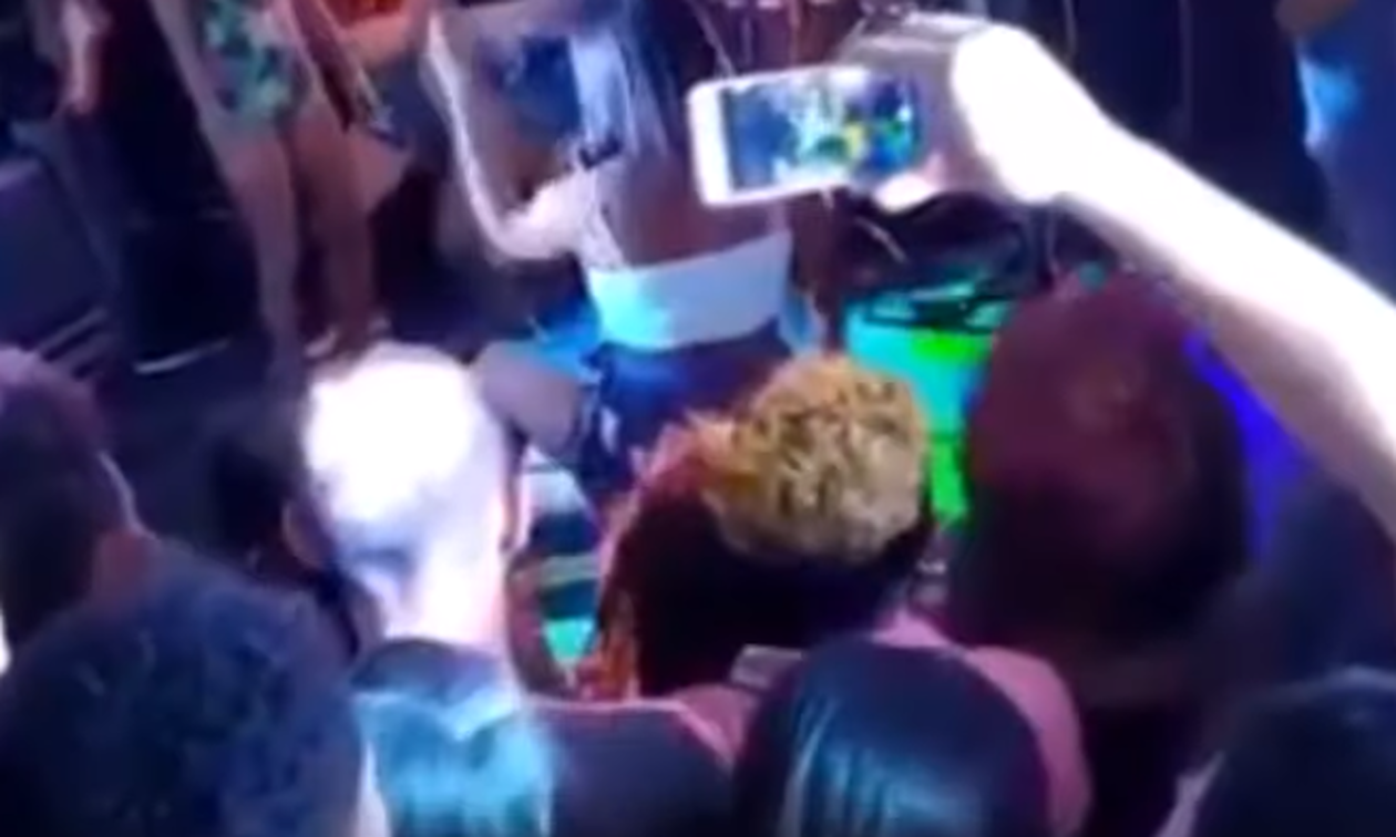 Σοκαριστικό βίντεο: Κλώτσησε στο πρόσωπο τη φίλη του επειδή χόρευε σε πάρτι 