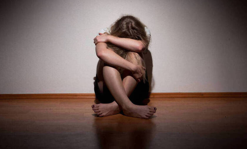 Καθηγητής, αστυνομικός και δικηγόρος κατηγορούνται για τον βιασμό μιας έφηβης