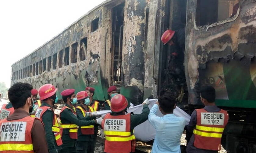 Φρίκη: Δεκάδες άνθρωποι κάηκαν ζωντανοί μέσα σε τρένο (pics+vids)