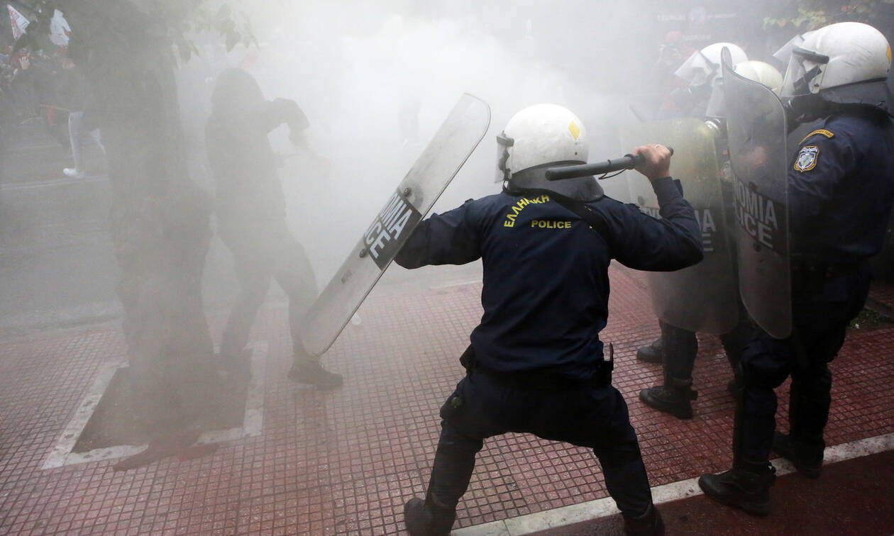 Σοβαρά επεισόδια στο φοιτητικό συλλαλητήριο - «Πνίγηκε» στα χημικά το κέντρο της Αθήνας (pics)