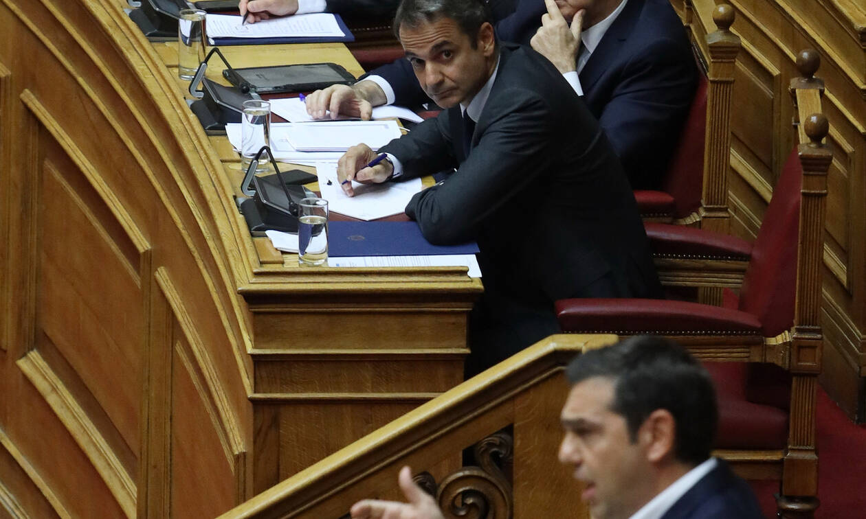 «Άγρια» κόντρα στη Βουλή - Μητσοτάκης: Παίξατε τη χώρα κορώνα γράμματα - Τσίπρας: Τα κάνατε θάλασσα