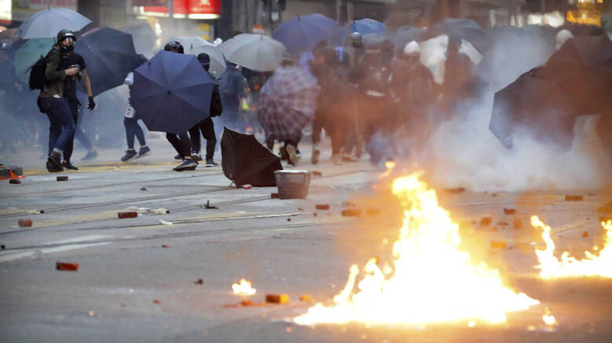 Χάος ξανά στους δρόμους του Χονγκ Κονγκ: Μολότοφ, τούβλα και δακρυγόνα (pics+vids)