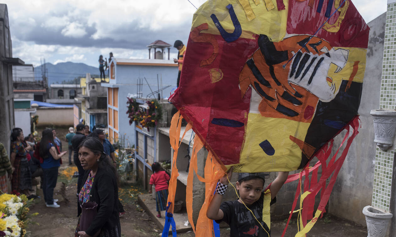 Γουατεμάλα: Πολύχρωμοι χαρταετοί «σκέπασαν» τον ουρανό του Σαντιάγο για την «Ημέρα των Νεκρών»