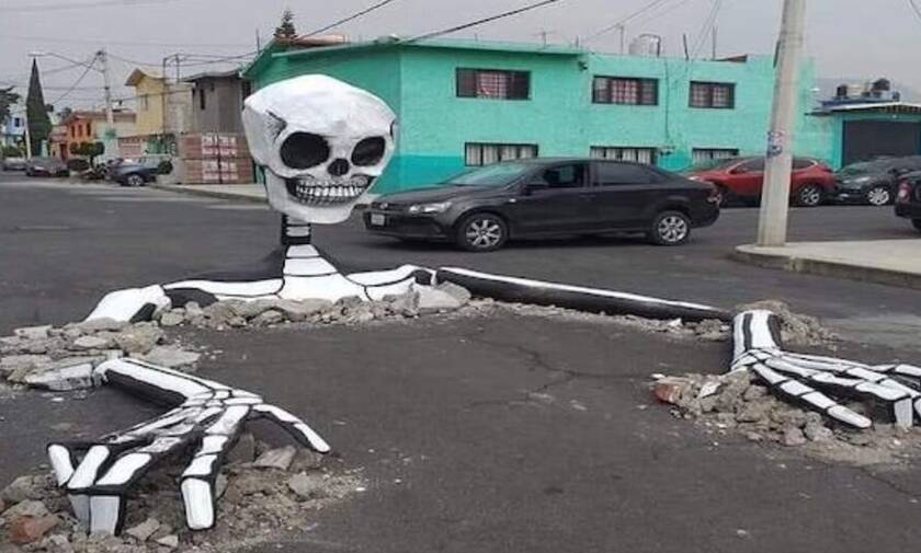 Ένας πελώριος σκελετός αναδύεται στο μέσον ενός δρόμου, για τη Μέρα των Νεκρών στο Μεξικό