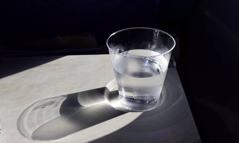 Πίνετε νερό από ποτήρι που έχετε δίπλα σας την νύχτα; Σταματήστε αμέσως! (pics)