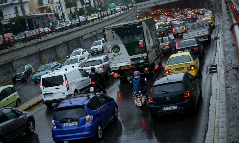 Κίνηση στους δρόμους: Η βροχή έφερε το χάος στην Αθήνα - Πού θα βρείτε  μποτιλιάρισμα - Newsbomb - Ειδησεις - News
