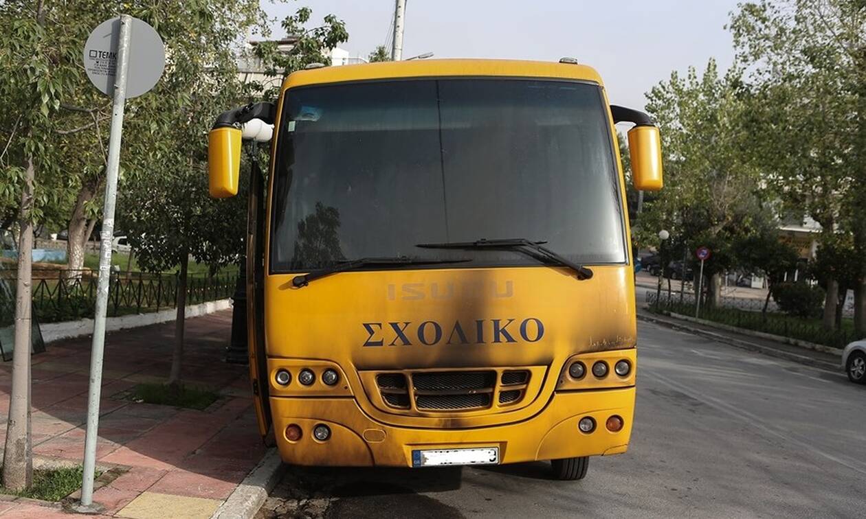 Σοβαρό τροχαίο με σχολικό λεωφορείο στη Βούλα – Πληροφορίες για τραυματισμένα παιδιά
