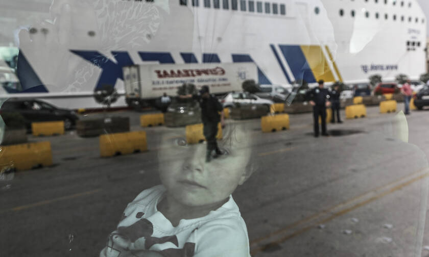 More refugees and migrants from Mytilene and Kalymnos to Piraeus port
