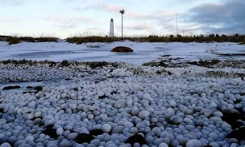 Παραλία στην Φινλανδία γέμισε με… μπάλες πάγου - Εντυπωσιακές εικόνες (pics)