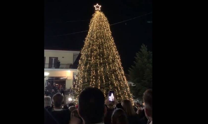 Φωταγωγήθηκε το πρώτο χριστουγεννιάτικο δέντρο στον Ταξιάρχη Χαλκιδικής (vid)