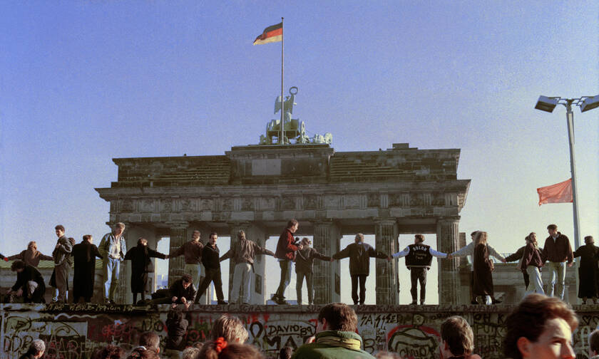 30η επέτειος από την πτώση του Τείχους του Βερολίνου: Η νύχτα που άλλαξε τον «κόσμο» (pics+vid)