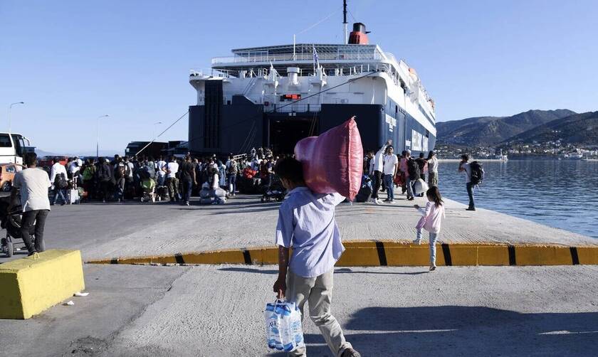 Στο λιμάνι του Πειραιά 225 μετανάστες και πρόσφυγες 
