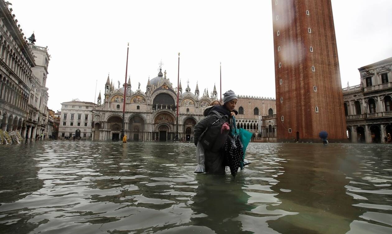 Κακοκαιρία στην Ιταλία: «Πνίγηκε» η Βενετία - Ανεμοστρόβιλος ξήλωσε στέγες σπιτιών (pics+vids)