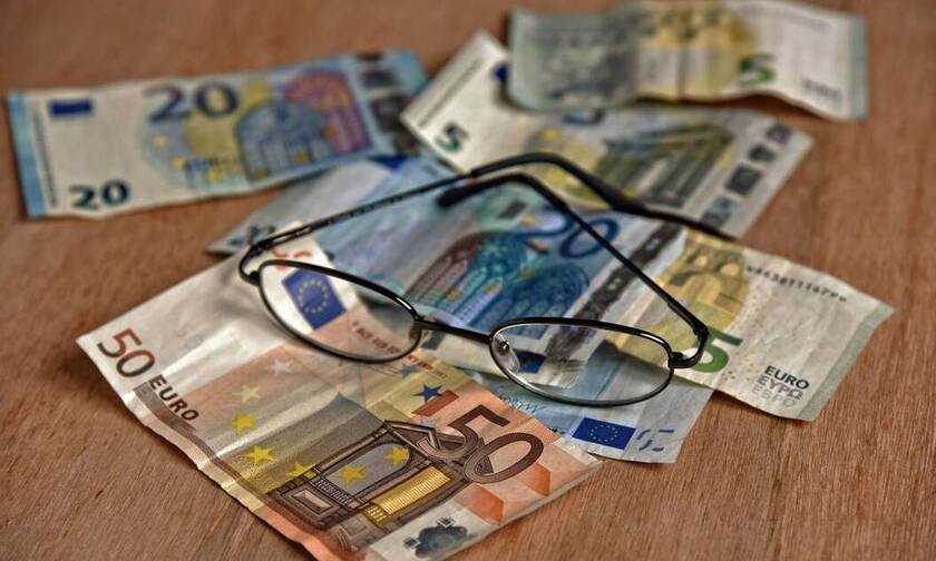 «Βόμβα»: «Έκλεψαν» έως 300 ευρώ το μήνα από τις επικουρικές συνταξιούχων