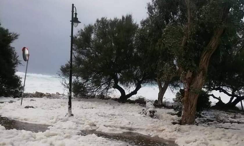 Κακοκαιρία: Απίστευτες εικόνες στην Κέρκυρα – Στα… «λευκά» η παραλία των Οθωνών