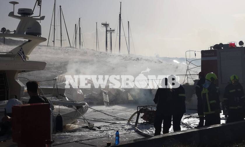 Φωτιά ΤΩΡΑ στη Μαρίνα Γλυφάδας - Καίγονται σκάφη