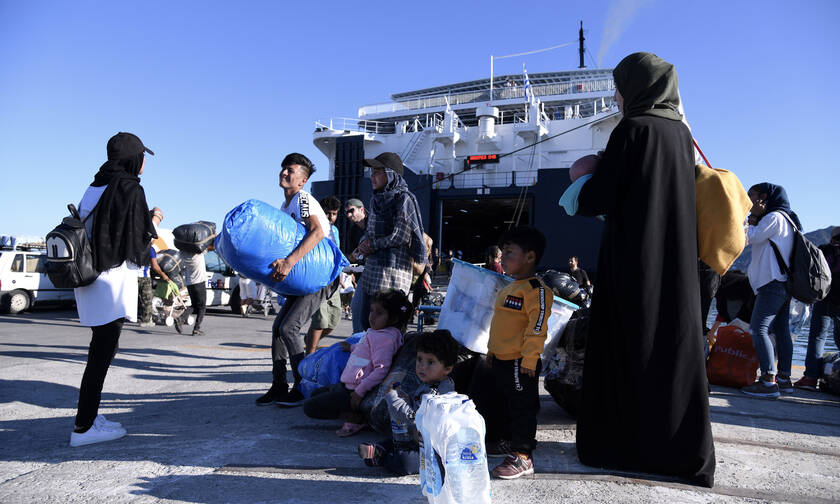 Συνεχίζεται η αποσυμφόρηση των νησιών: Στον Πειραιά 347 μετανάστες και πρόσφυγες 