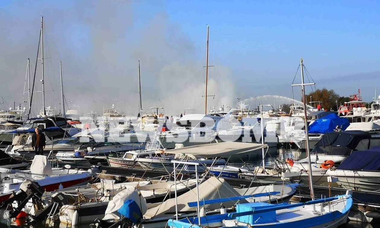 Πυρκαγιά σε σκάφη στη μαρίνα Γλυφάδας: Γυναίκα πήδηξε στη θάλασσα για να σωθεί (pics+vids)