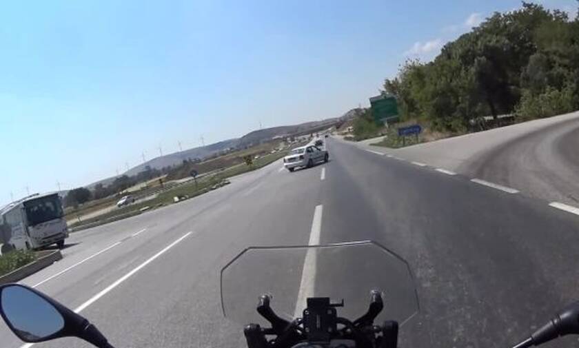 Βίντεο: Μοτοσικλετιστής γλιτώνει τελευταία στιγμή από σίγουρο θάνατο