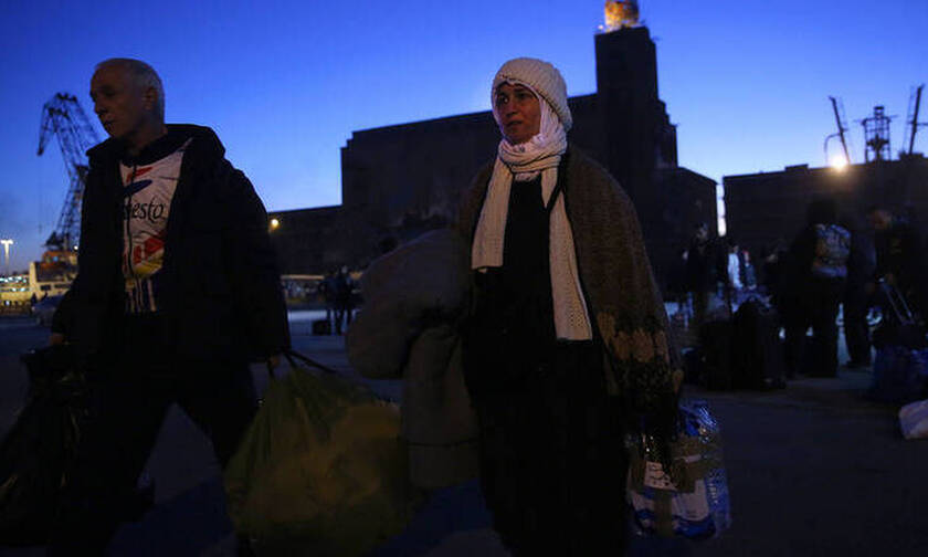Στο λιμάνι του Πειραιά πρόσφυγες και μετανάστες από Μυτιλήνη και Χίο