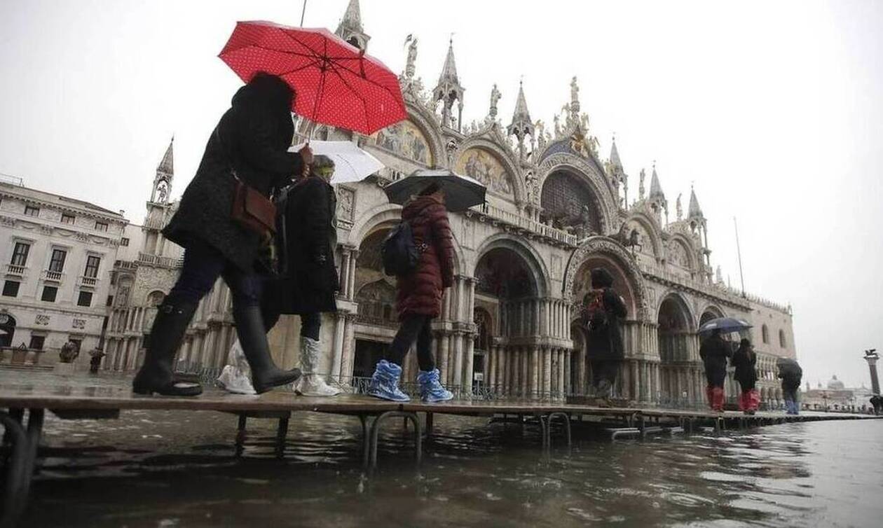 Πήγε να βγάλει σέλφι σε κανάλι της Βενετίας - Αυτό που έπαθε θα το θυμάται μια ζωή (pics)