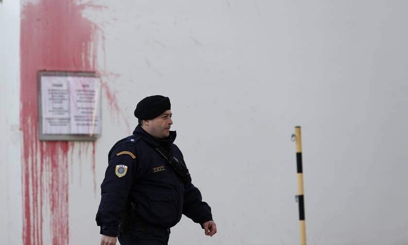 Ρουβίκωνας: Πέταξαν μπογιές στο δημαρχείο του Βύρωνα