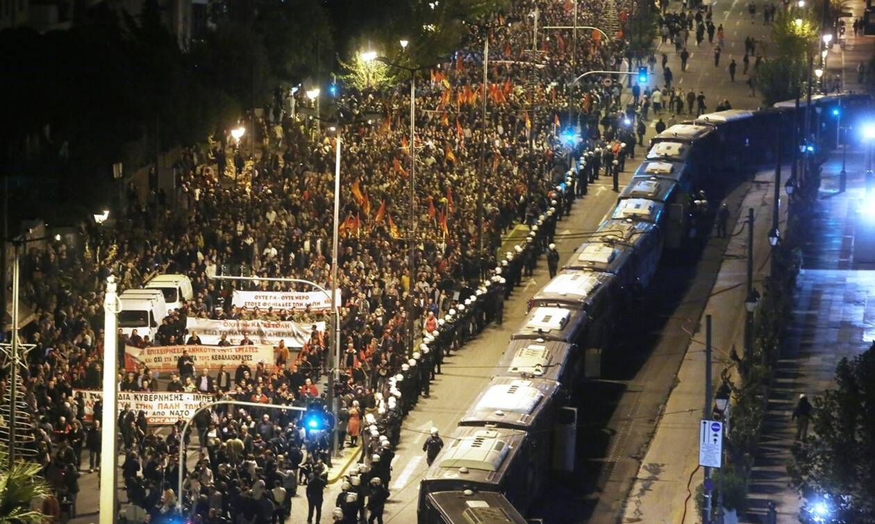 Πολυτεχνείο: Ένταση στην πορεία - Ήρθαν στα χέρια ΚΚΕ και ΣΥΡΙΖΑ