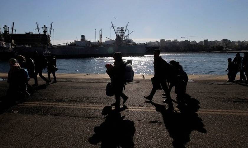 Στον Πειραιά δύο πλοία με 70 μετανάστες και πρόσφυγες