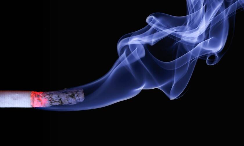 Σέρρες: Βρήκε απίστευτο τρόπο να καπνίζει σε δημόσιο χώρο… νόμιμα! (video)