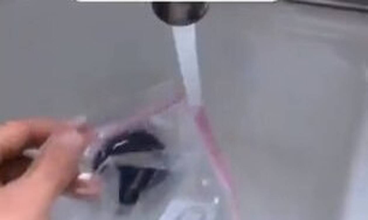 Βάζει μία σακούλα με καυτό νερό πάνω στο παρμπρίζ - Μόλις δεις γιατί θα το κάνεις κι εσύ (pics+vid)