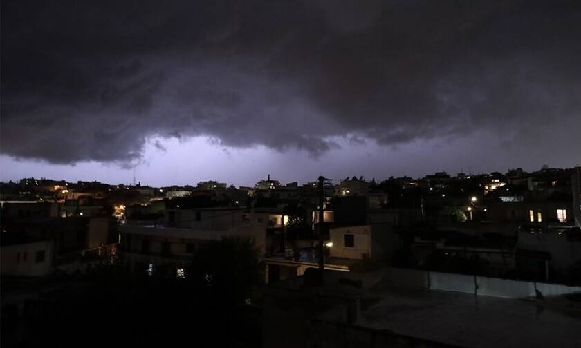 Καιρός: Το μαύρο σύννεφο που έπνιξε την Αττική - Τρομακτικές εικόνες πάνω από την Αθήνα 