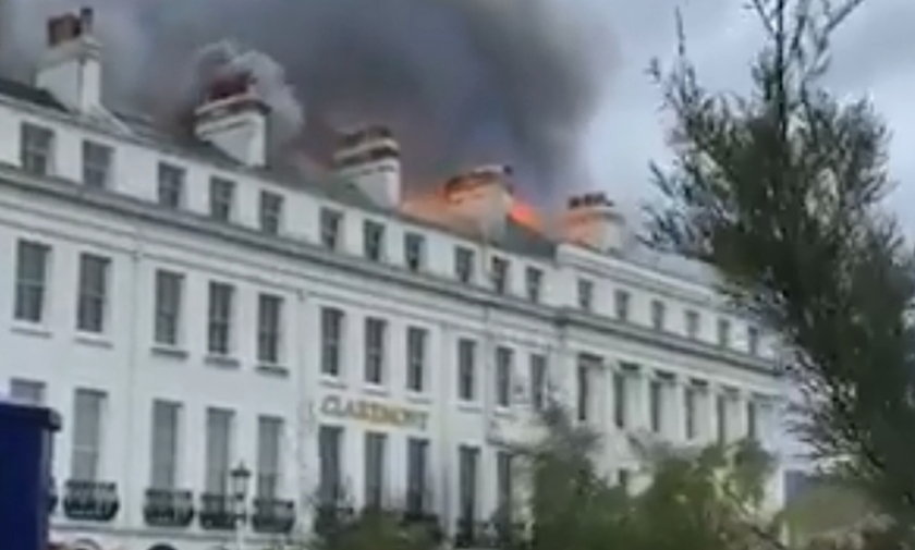 Μεγάλη φωτιά σε ξενοδοχείο στην Αγγλία