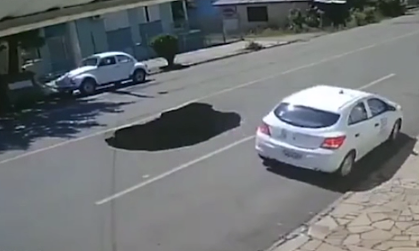 Απίστευτο περιστατικό: Άνοιξε ο δρόμος και «κατάπιε» αυτοκίνητο που επέβαιναν μητέρα και κόρη  