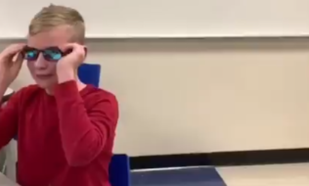 Συγκινητικό: 12χρονος βλέπει τα χρώματα για πρώτη φορά στη ζωή του - Δείτε την αντίδρασή του