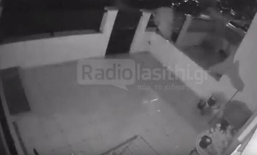 Κρήτη: Η στιγμή που ανεμοστρόβιλος περνά μέσα από την Ιεράπετρα - Αποκαλυπτικό βίντεο
