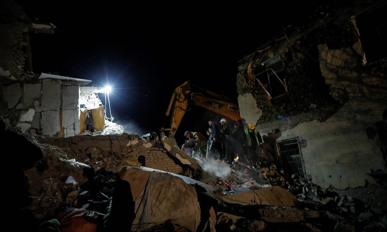 Σεισμός στην Αλβανία: Νύχτα αγωνίας για τους εγκλωβισμένους - Δεκάδες οι νεκροί (pics+vids)