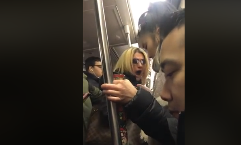 Βίντεο – σοκ: Απίστευτη ρατσιστική επίθεση μέσα σε μετρό με γυναίκα να χτυπά άλλη επιβάτη 
