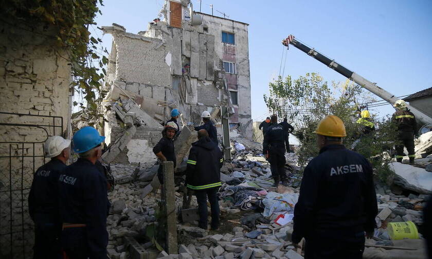 Σεισμός στην Αλβανία: Η συγκλονιστική στιγμή που διασώστες δίνουν ρολόι νεκρού σε συγγενή του