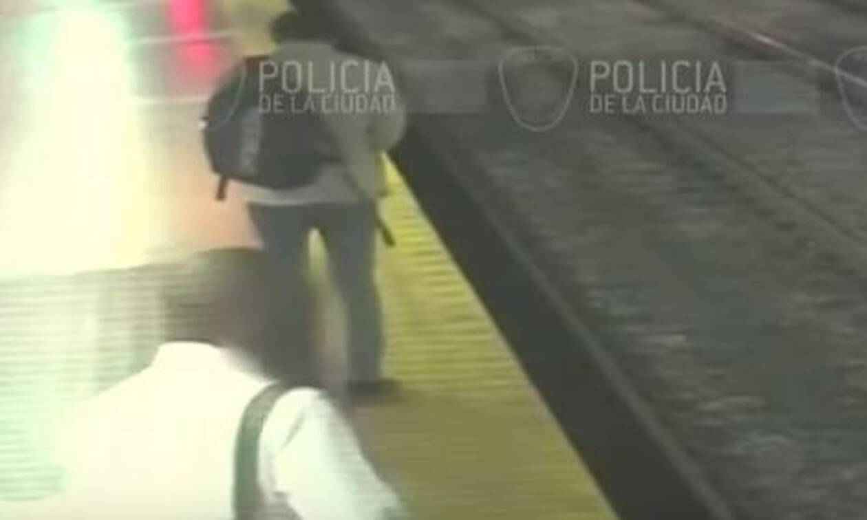 Βίντεο που κόβει την ανάσα: Κοιτούσε το κινητό του και έπεσε στις γραμμές του Μετρό
