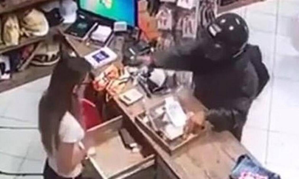 Βίντεο-σοκ: Κρανοφόρος εισέβαλε σε κατάστημα και πυροβόλησε εν ψυχρώ την υπάλληλο