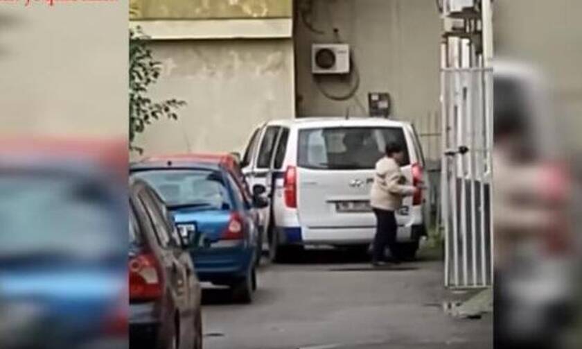 Αλβανία: Βίντεο σοκ - Αστυνομικός διοικητής κλέβει ανθρωπιστική βοήθεια για τους σεισμόπληκτους