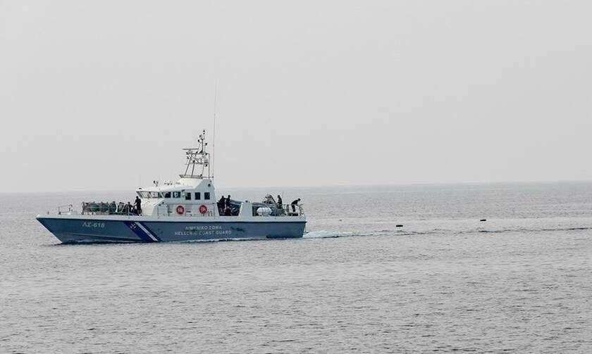 Στη Σκύρο το πλήρωμα του πλοίου που έπλεε ακυβέρνητο - Αναφορές για δύο τραυματίες